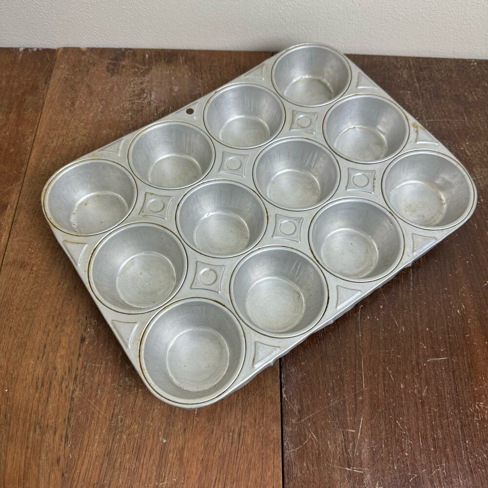 Vintage MCM Mirro Aluminum 12 One Dozen Muffin Cupcake Pan Farmhouse Decor‎